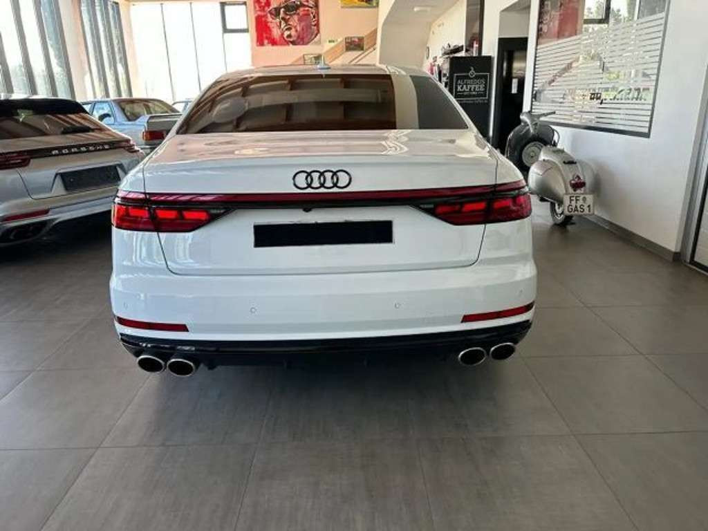 Audi S8