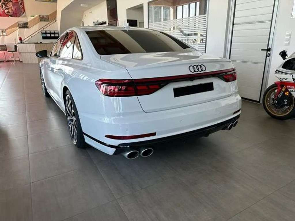 Audi S8