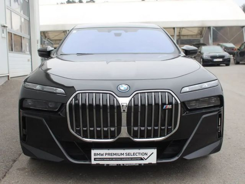 BMW i7