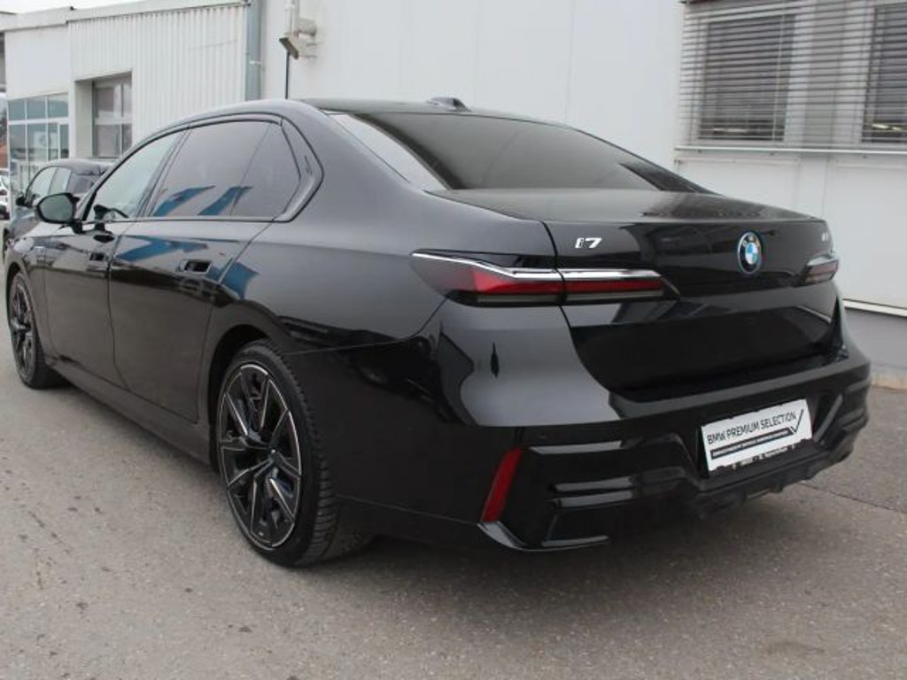 BMW i7