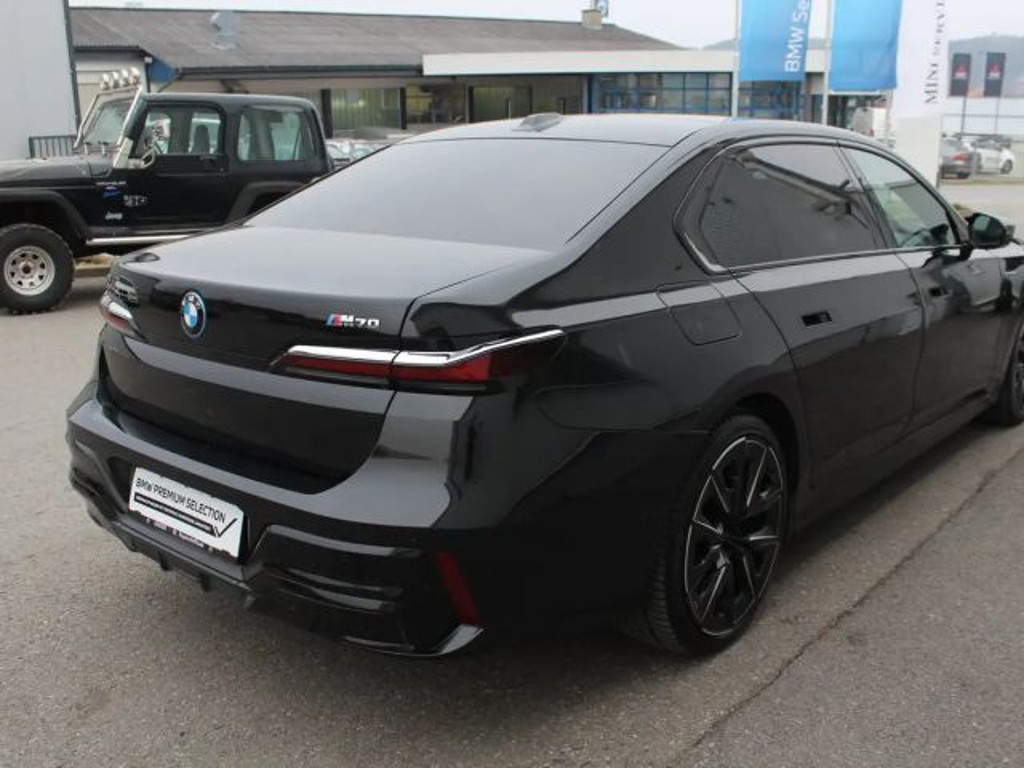 BMW i7