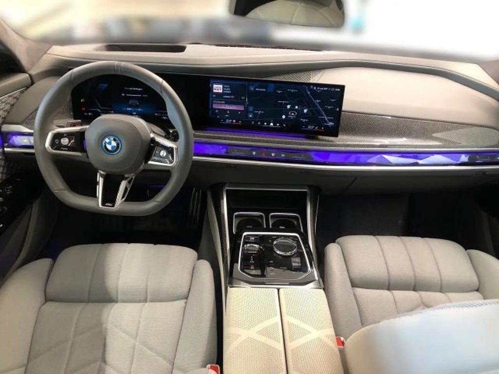BMW i7