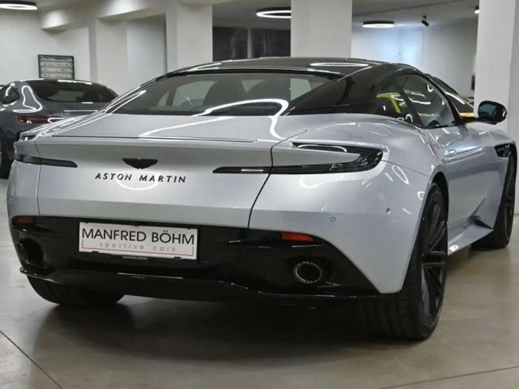 Aston Martin DB12