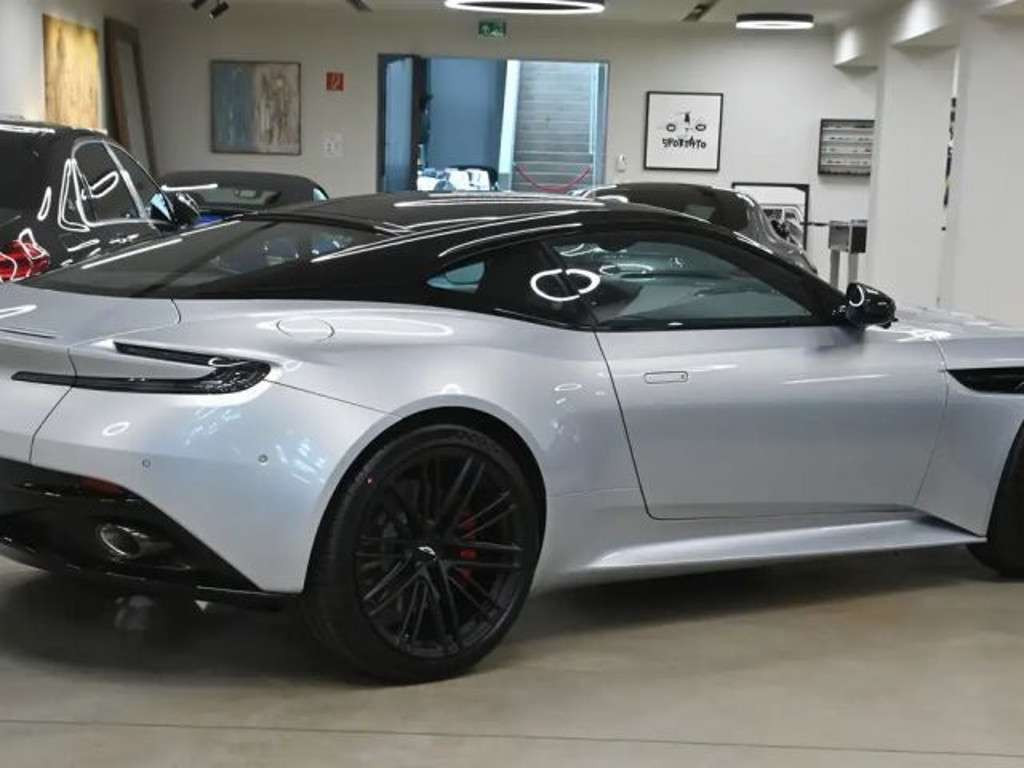 Aston Martin DB12