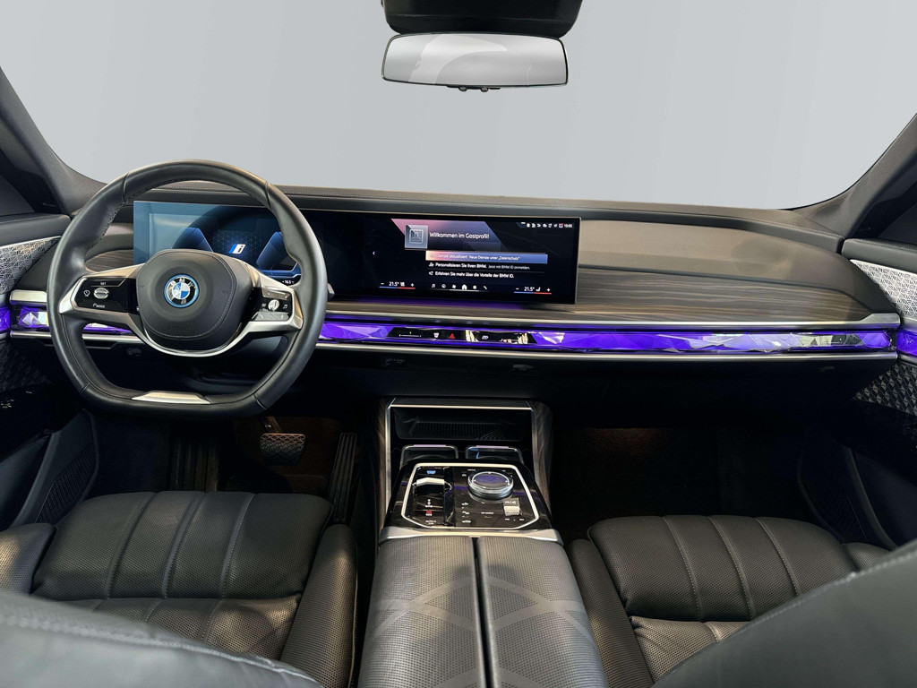 BMW i7