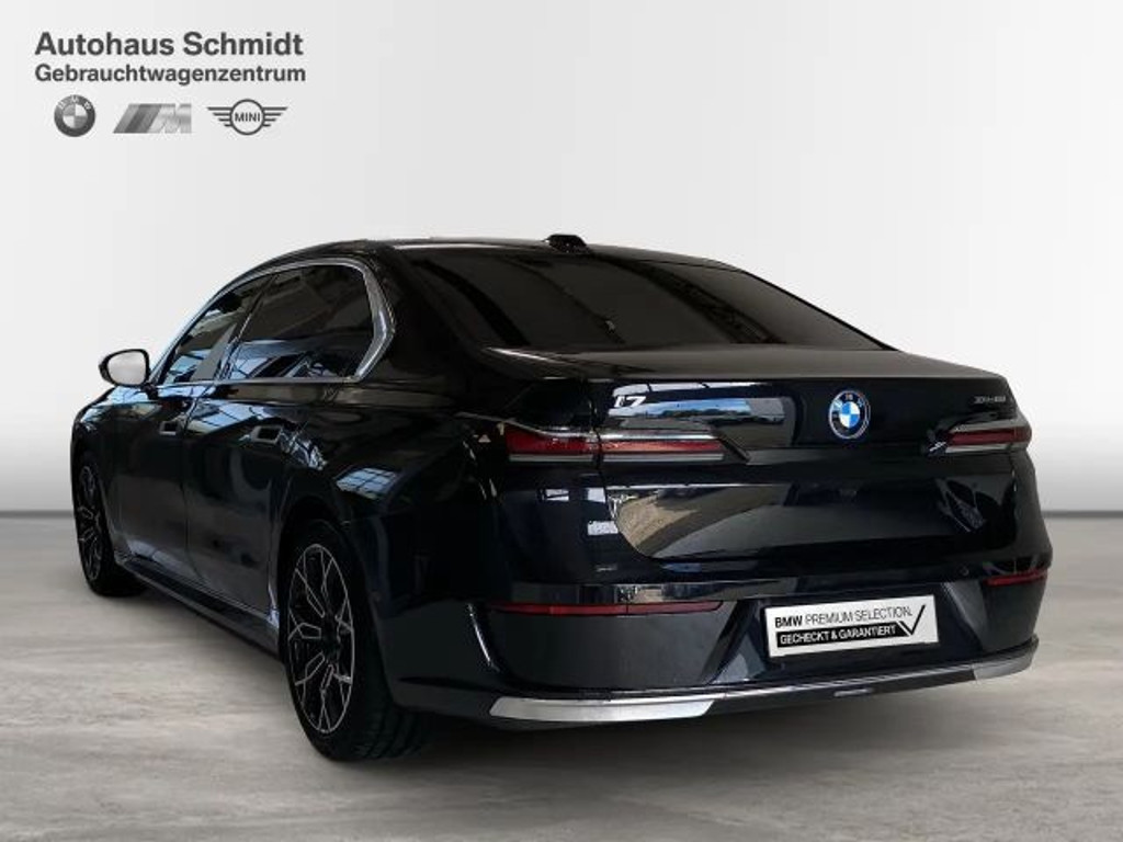 BMW i7