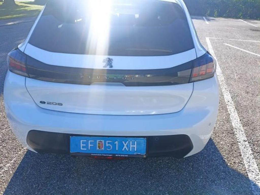 Peugeot e-208