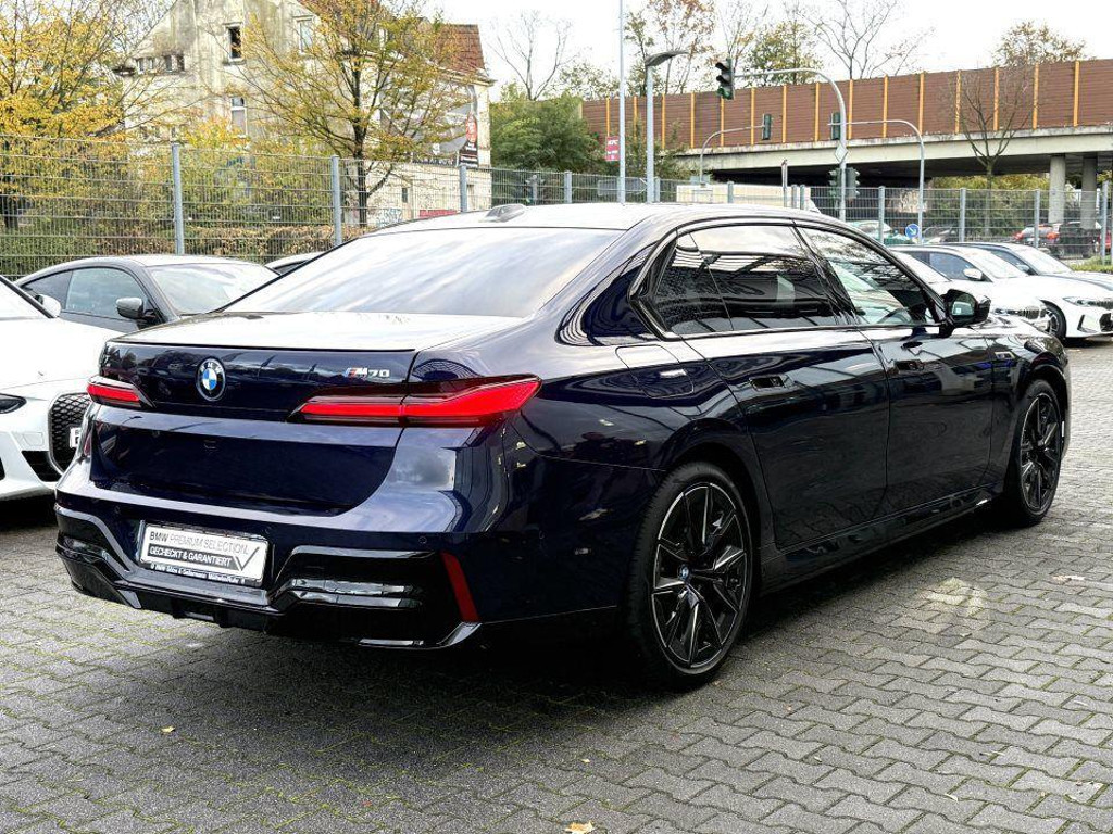 BMW i7