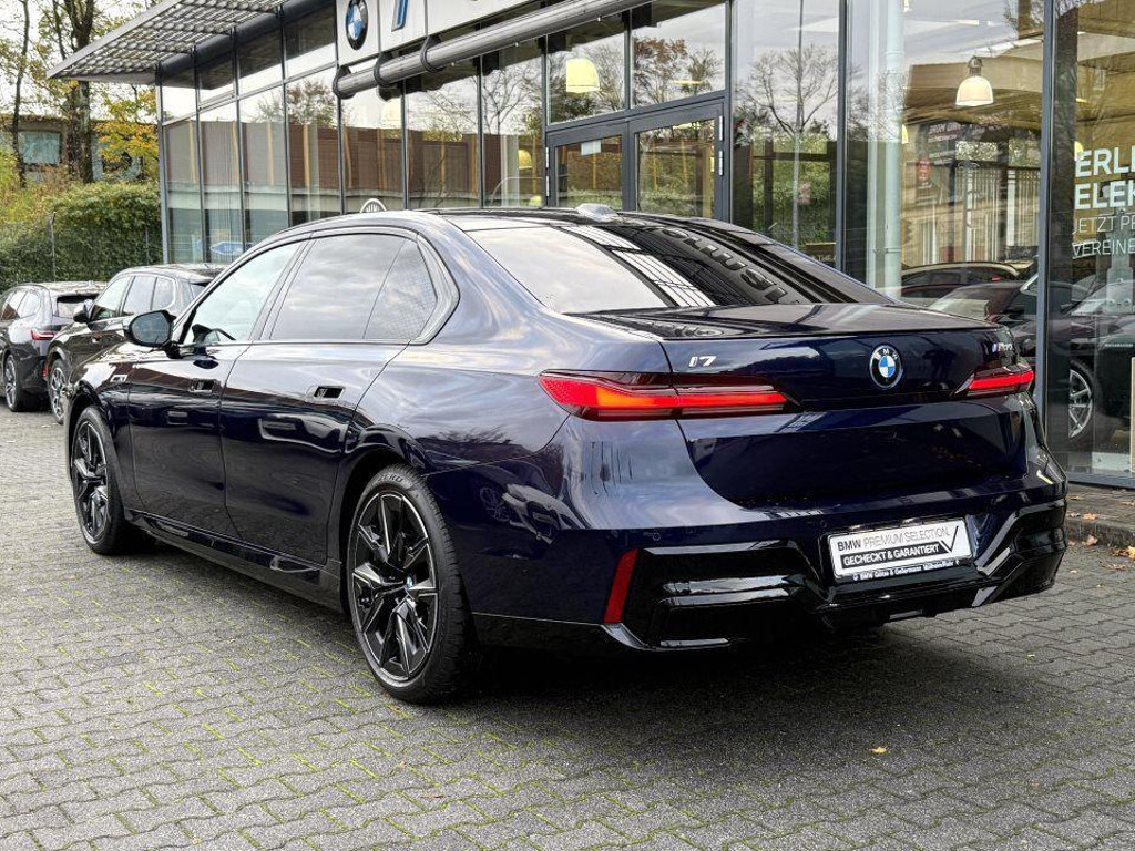 BMW i7