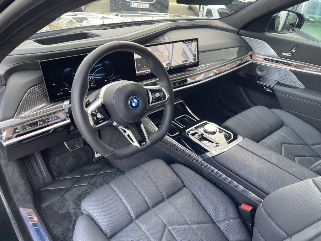 BMW i7
