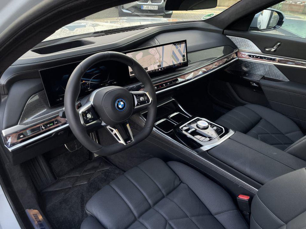 BMW i7