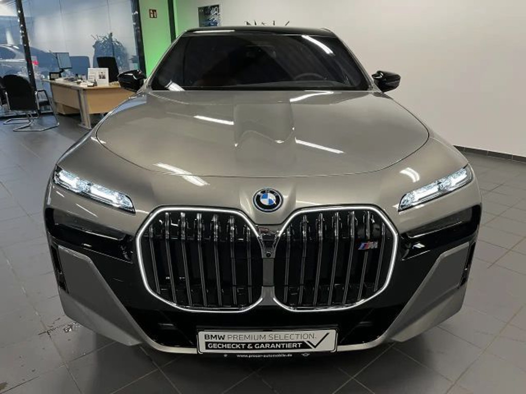 BMW i7