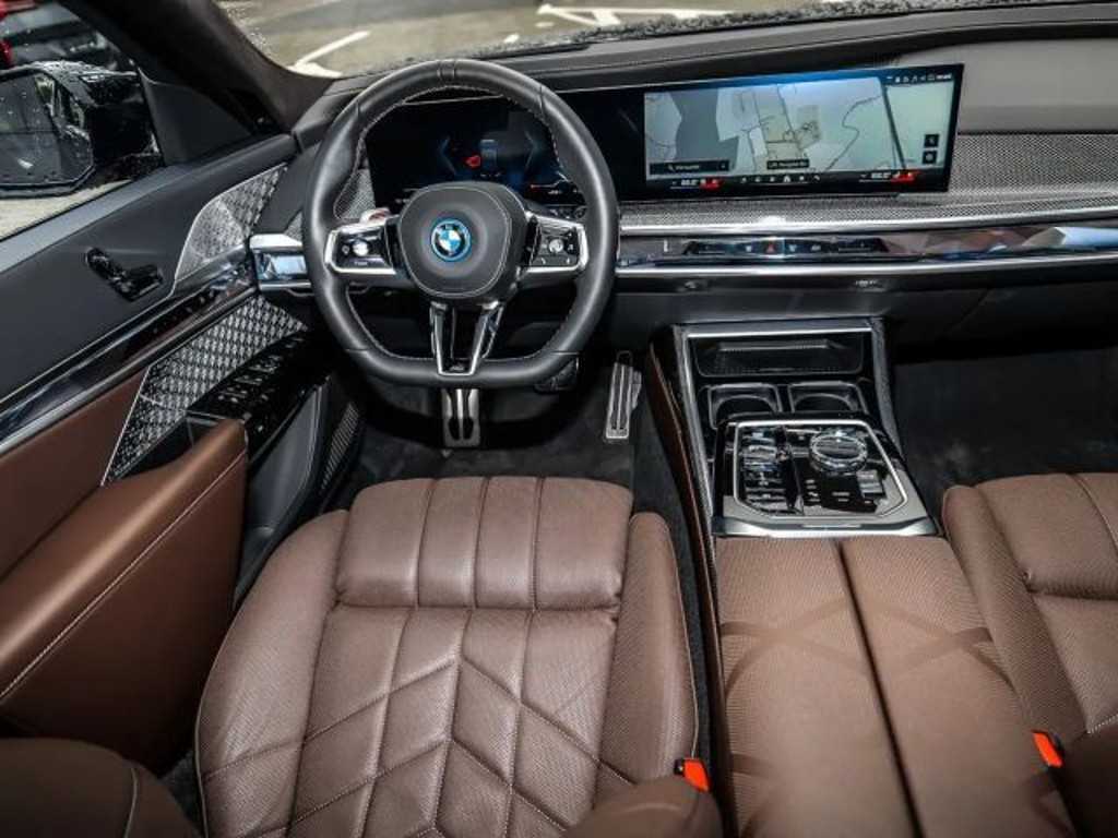 BMW i7