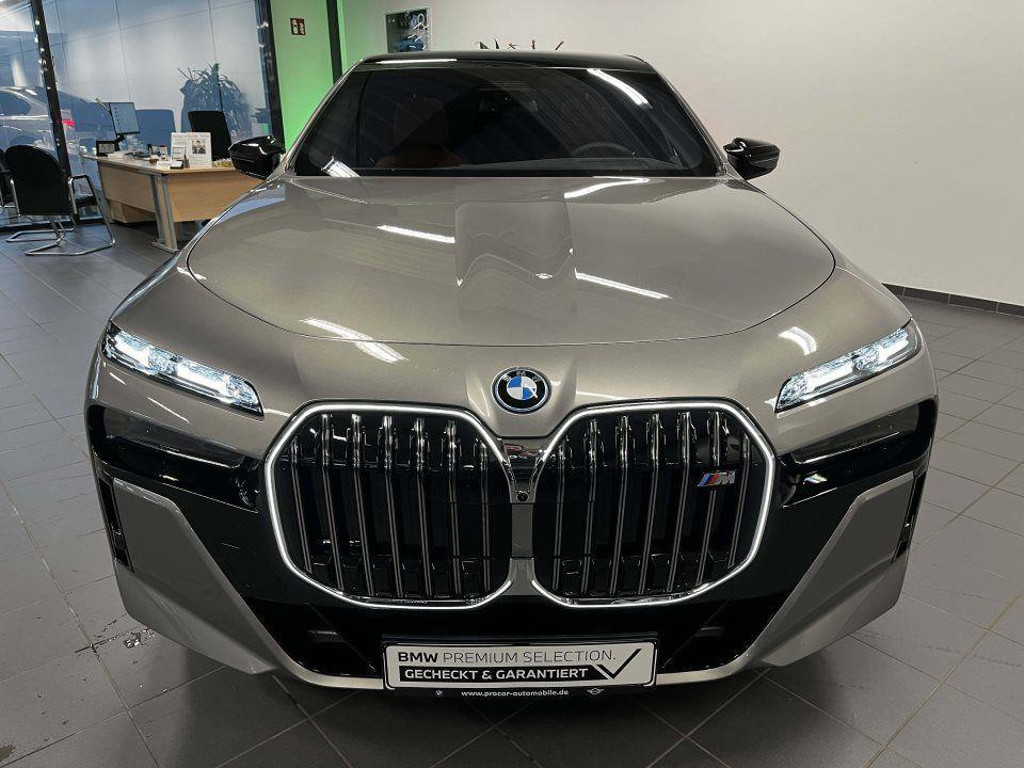BMW i7