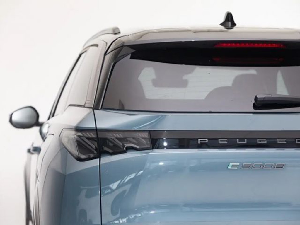 Peugeot E-5008