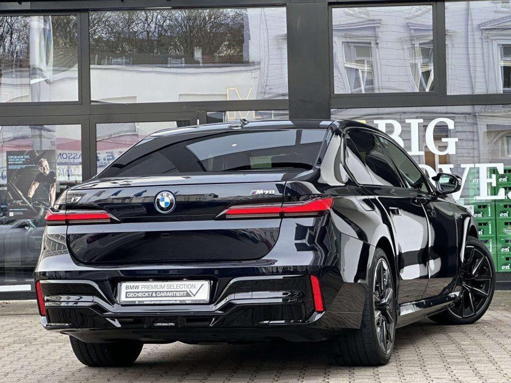 BMW i7