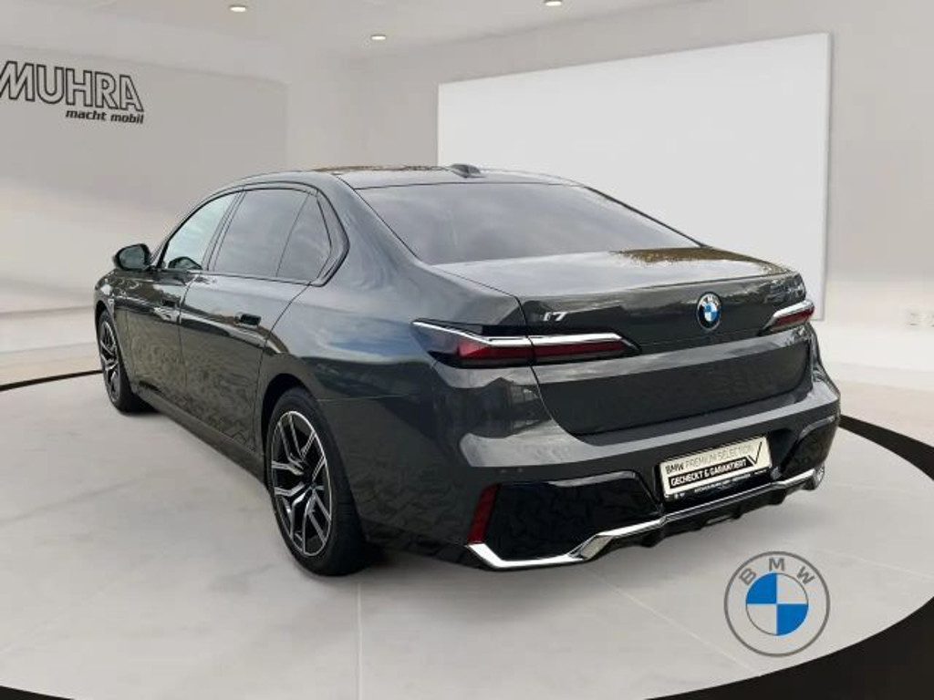 BMW i7