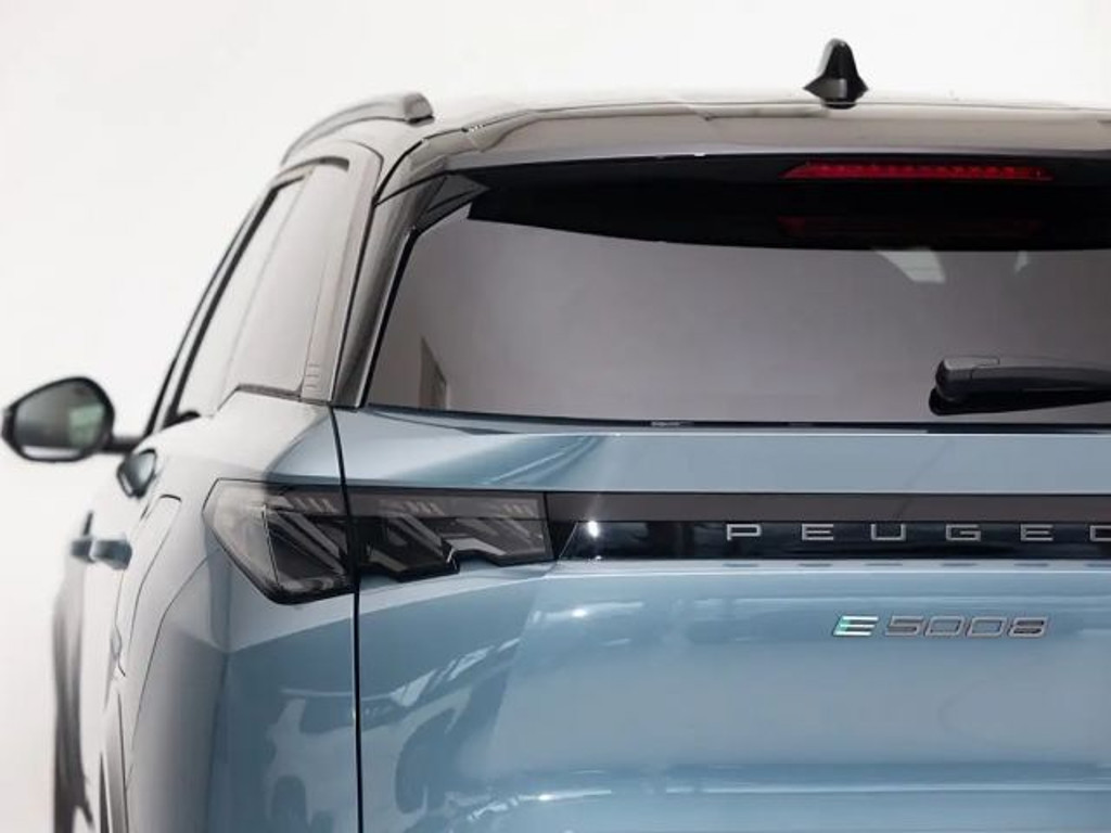 Peugeot E-5008