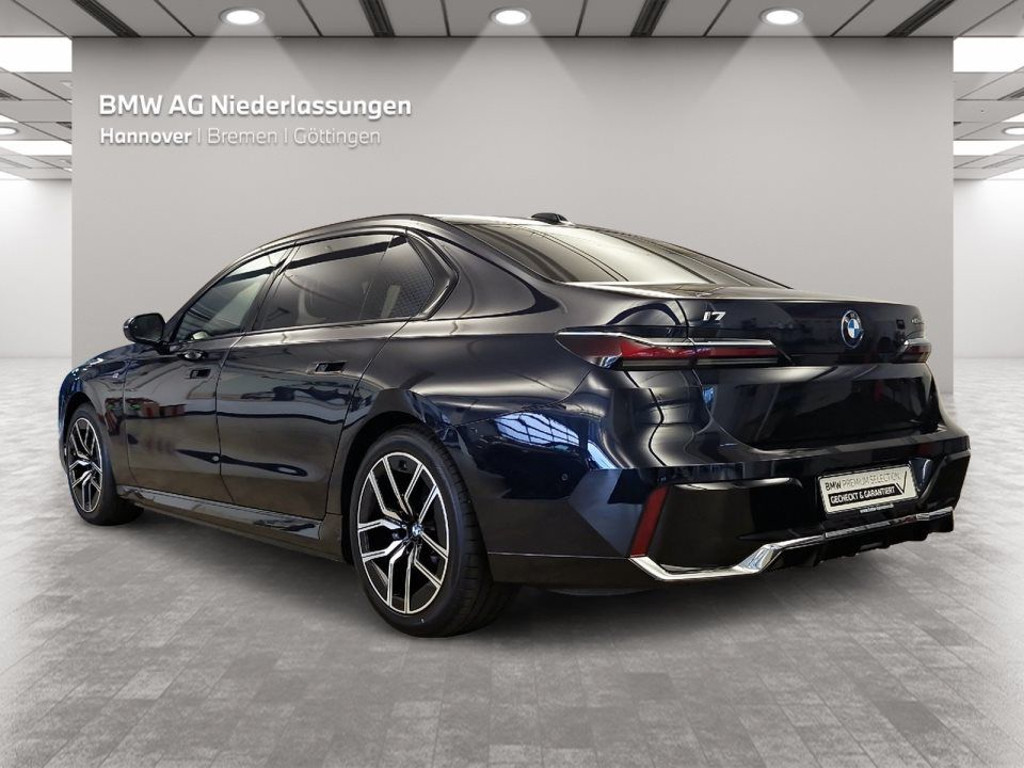 BMW i7