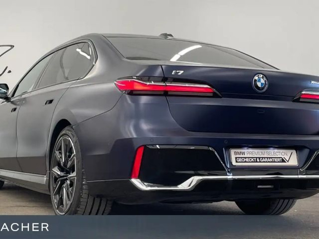 BMW i7