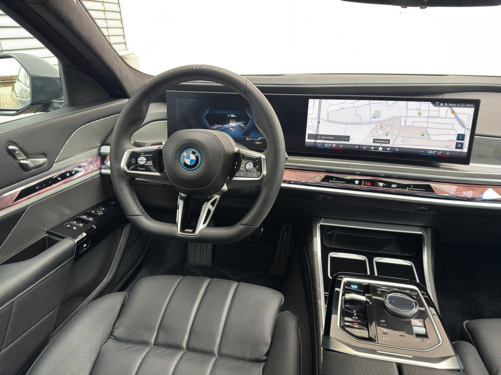 BMW i7