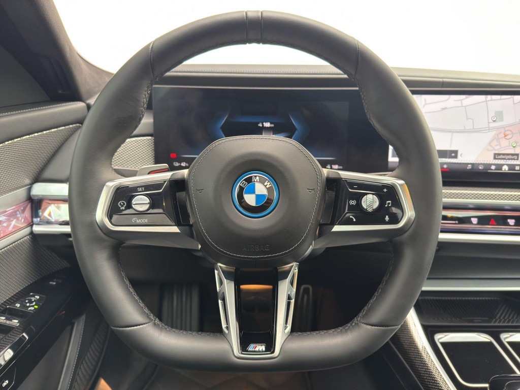 BMW i7