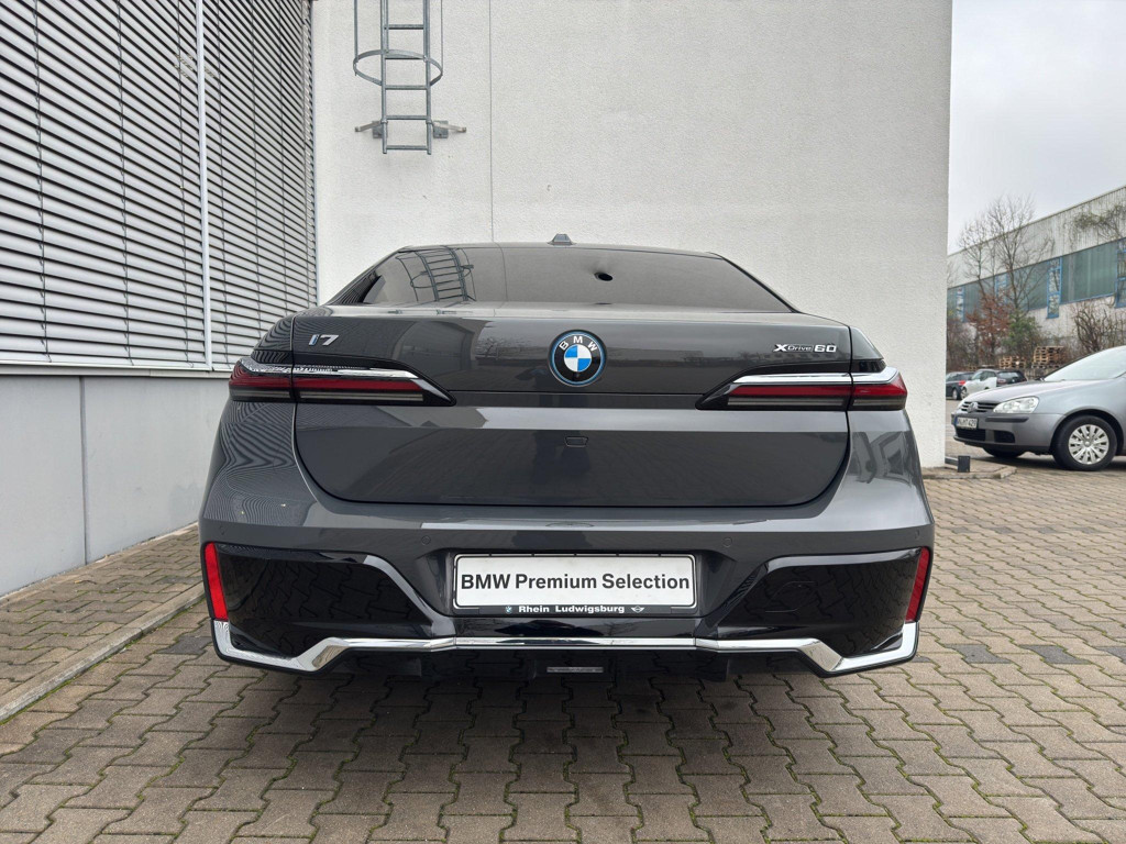 BMW i7