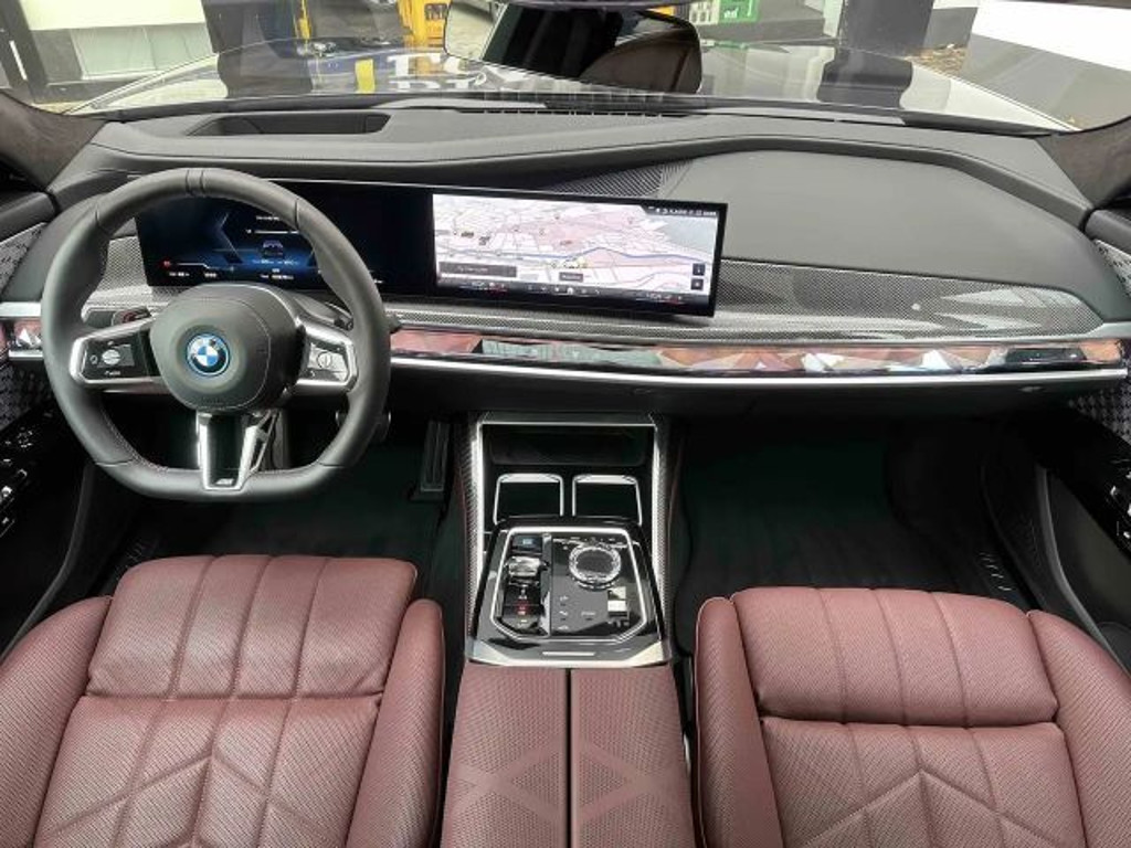 BMW i7