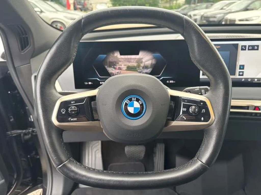 BMW iX