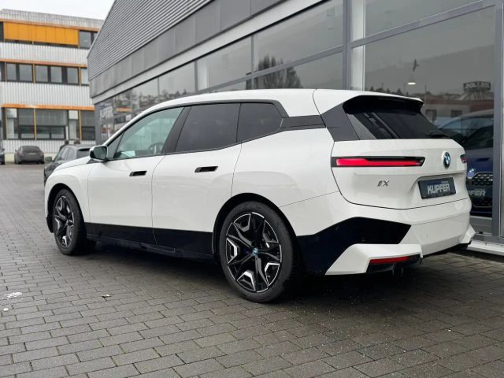 BMW iX