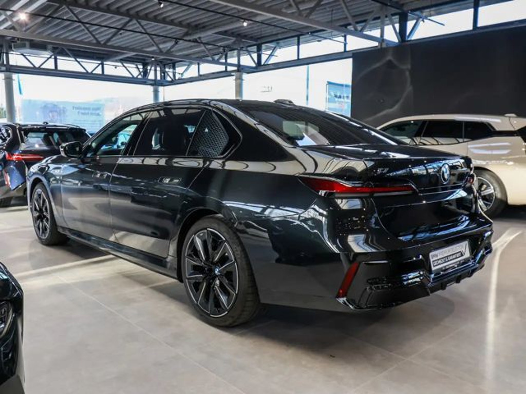 BMW i7