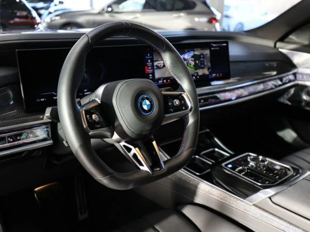 BMW i7