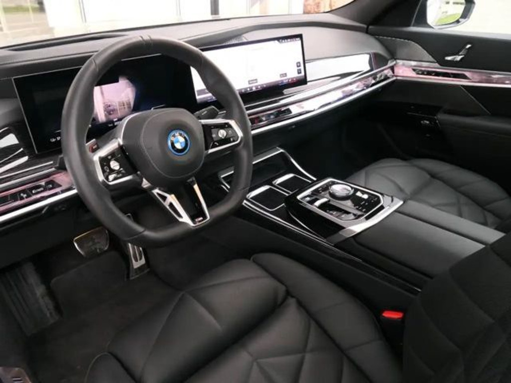 BMW i7