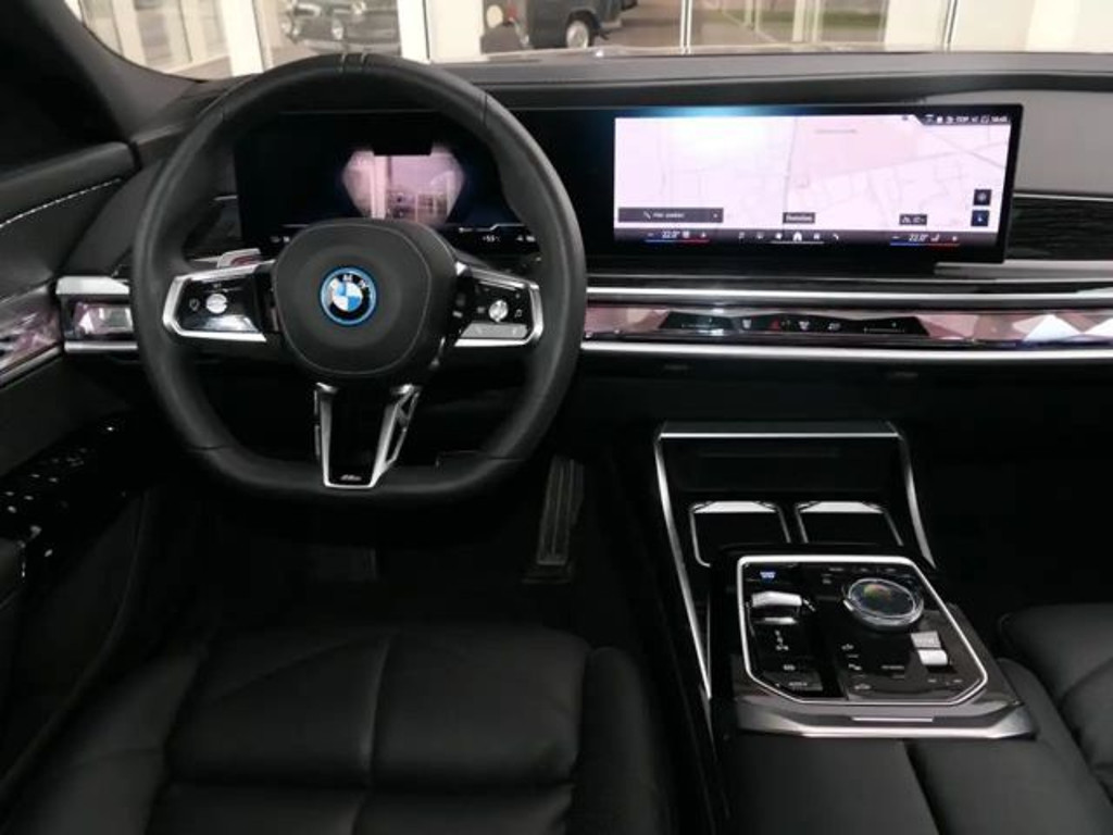 BMW i7