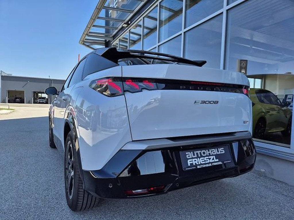 Peugeot E-3008