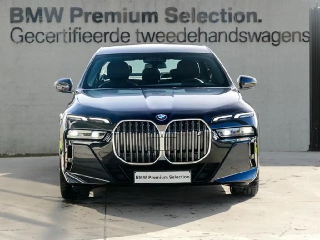 BMW i7