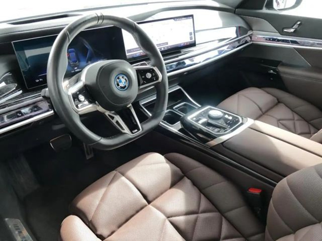BMW i7