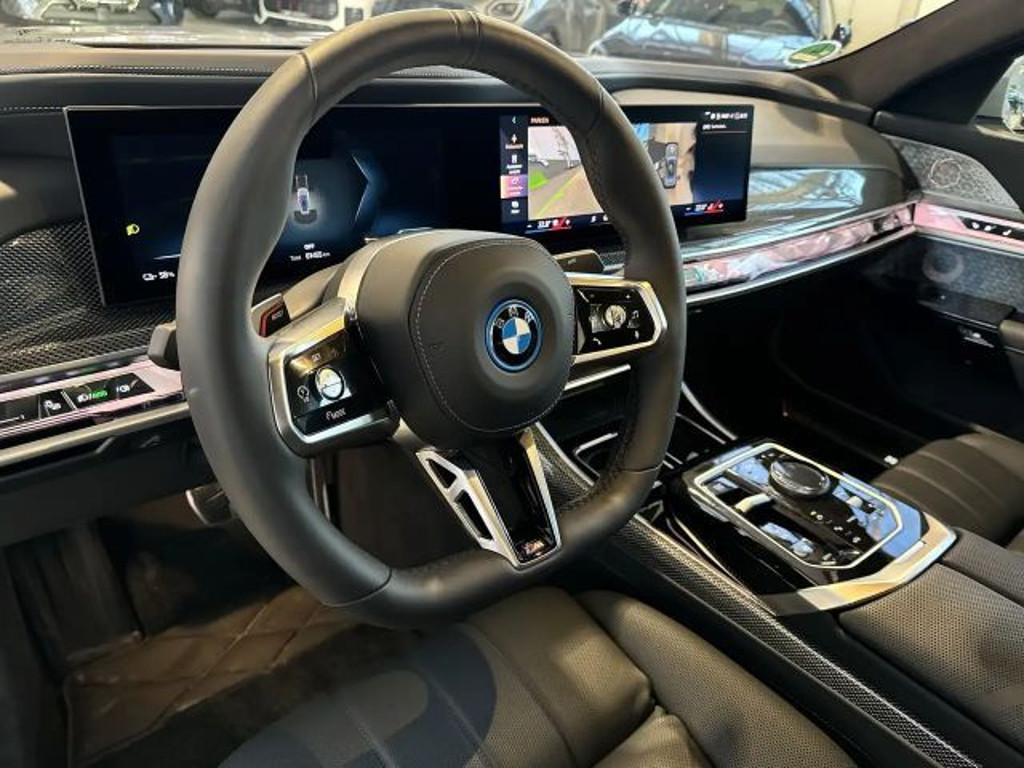 BMW i7