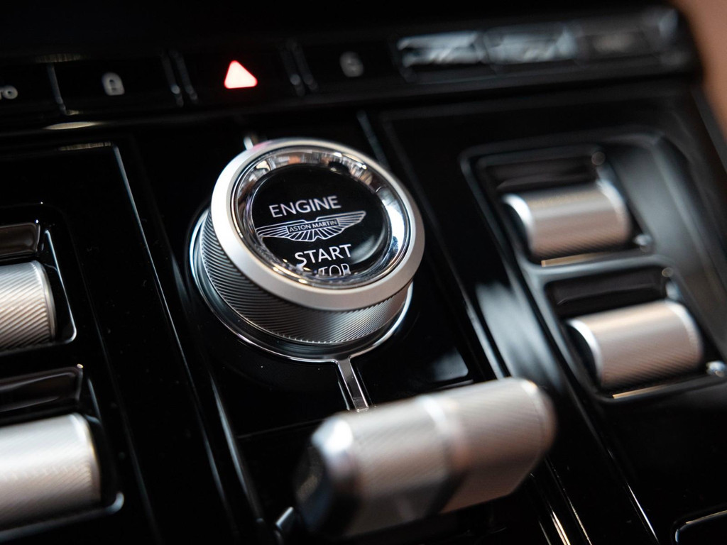 Aston Martin DB12
