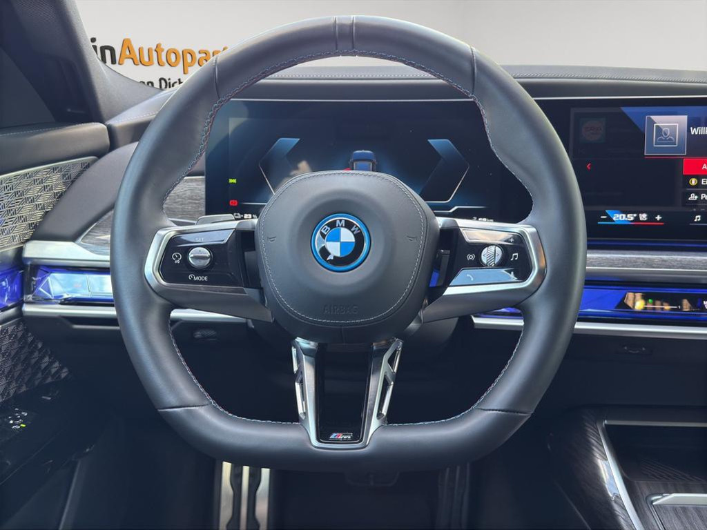 BMW i7