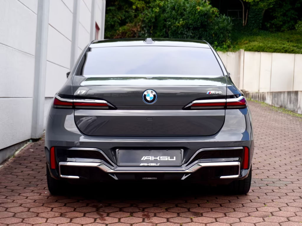 BMW i7
