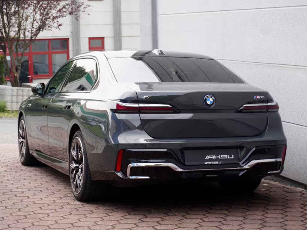 BMW i7