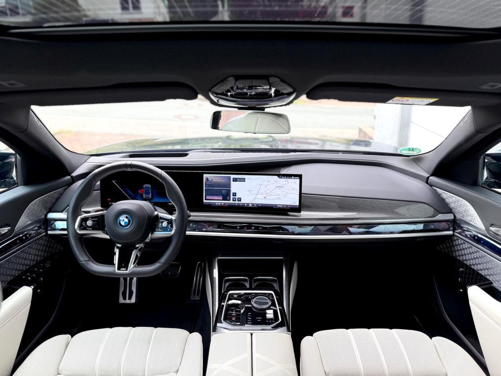 BMW i7