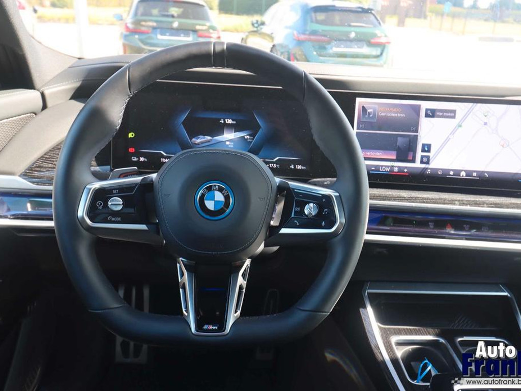 BMW i7