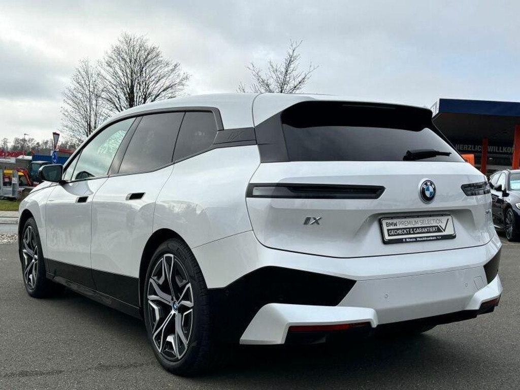 BMW iX