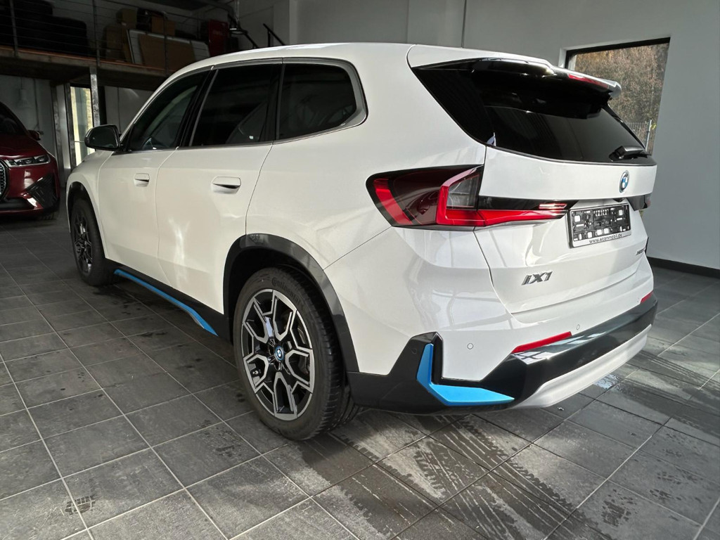 BMW iX1
