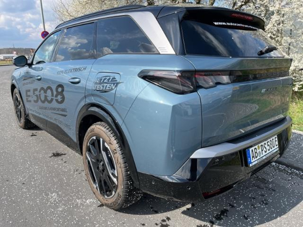Peugeot E-5008