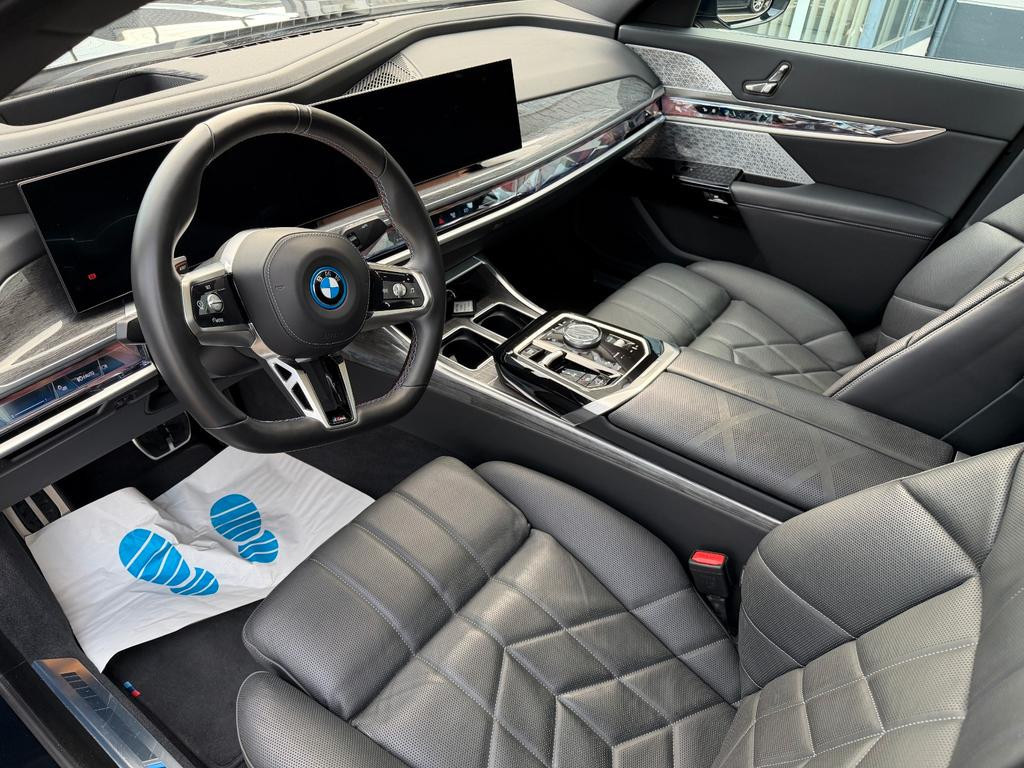 BMW i7