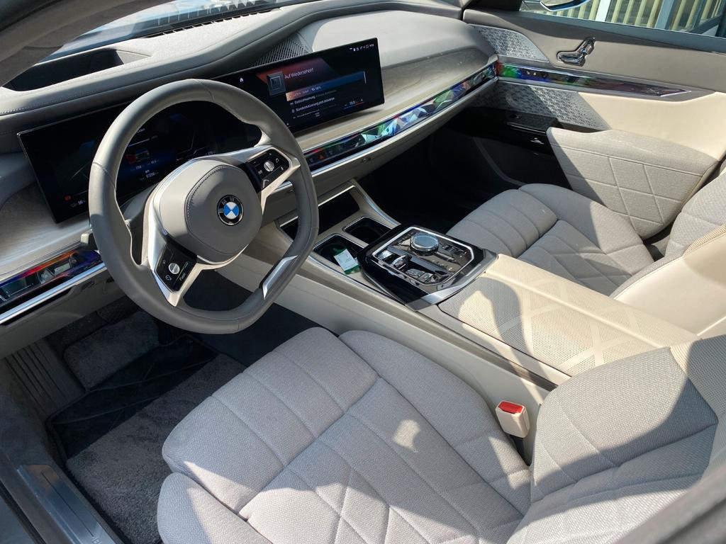 BMW i7