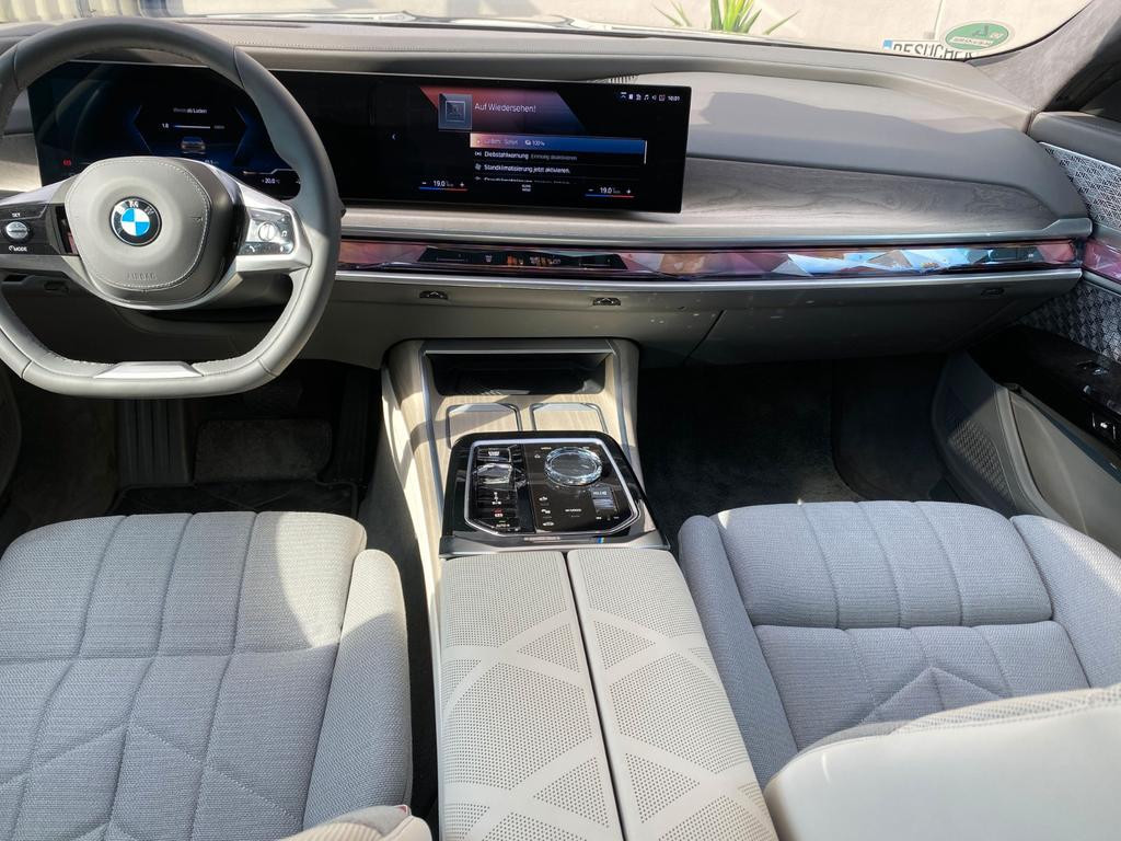 BMW i7